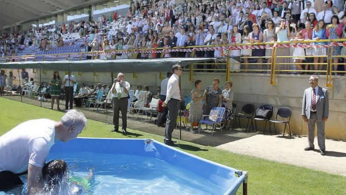Bautismo de testigos de Jehová en la jornada de ayer en el estadio Reino de León.