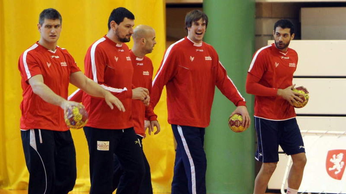 Jugadores de la selección española entre ellos los exademaristas Aginagalde y Sarmiento.