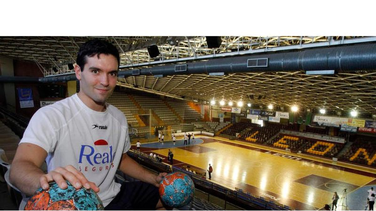 El extremo del Ademar, José Mario Carrillo, seguirá dando tardes de gloria al equipo en el Palacio de Deportes.