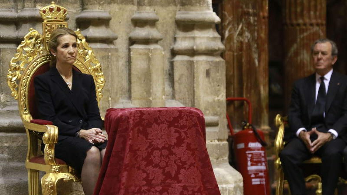 El féretro con los restos de Cayetana de Alba en la Catedral de Sevilla.