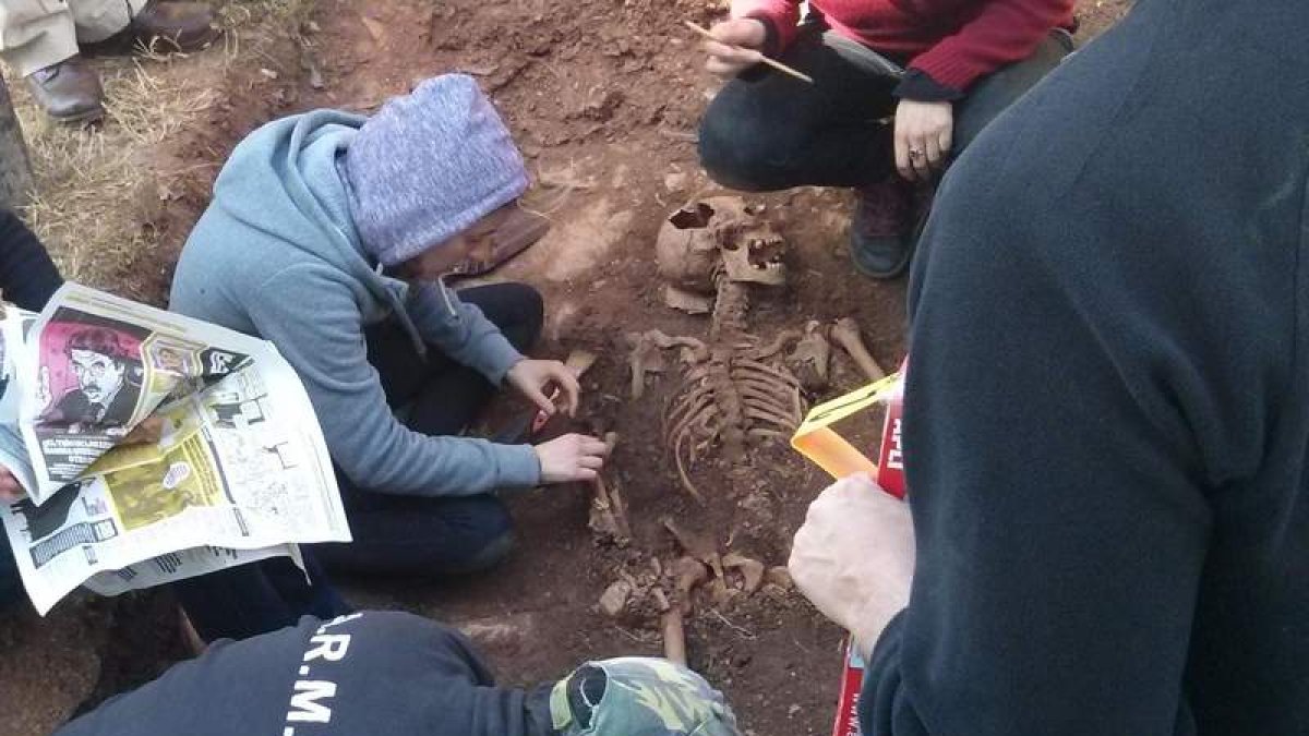 Voluntarios de la ARMH, ayer ante los restos del guerrillero.