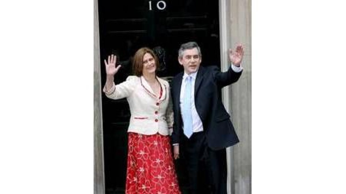 Brown, junto a su esposa, posando en su nueva residencia