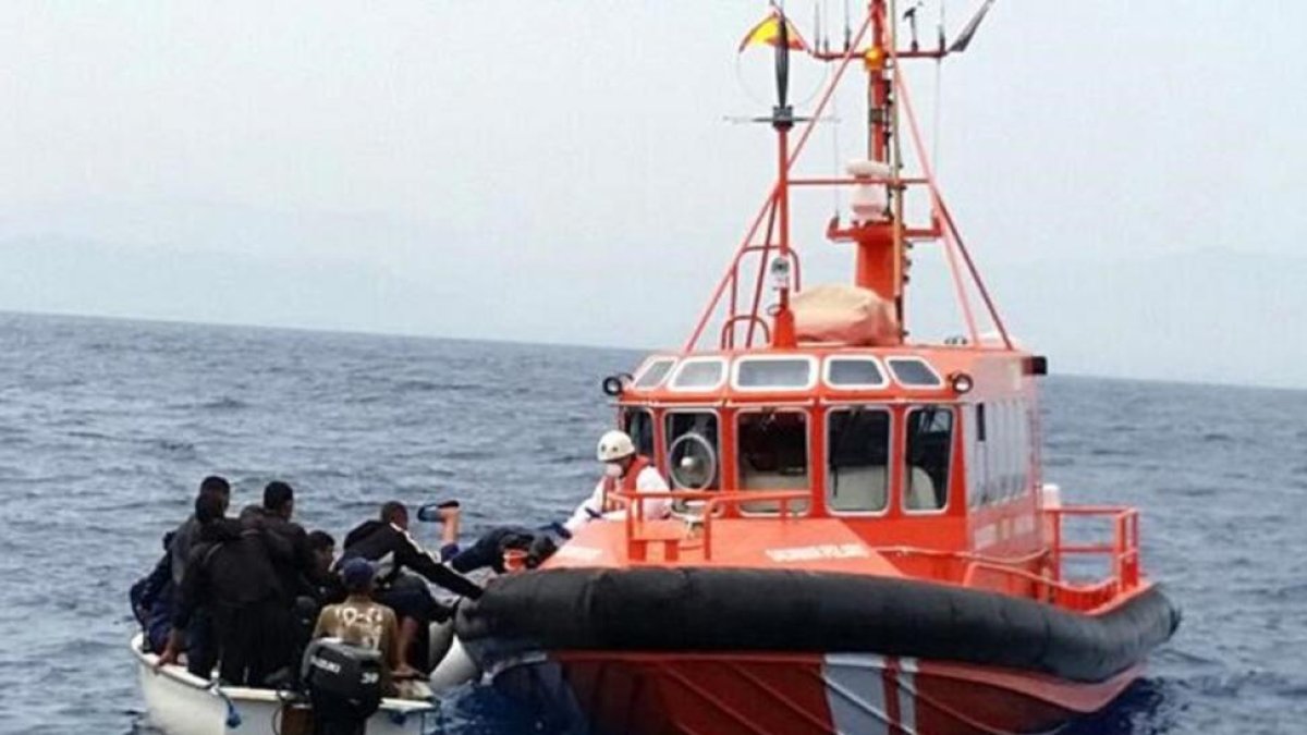 Rescate de 10 inmigrantes que viajaban a bordo de una patera cuando se hallaban a unas 9 millas de la isla de Tabarca, en Alicante, y que han sido trasladados al puerto de Alicante por la Salvamar Polaris, de Salvamento Maritimo.