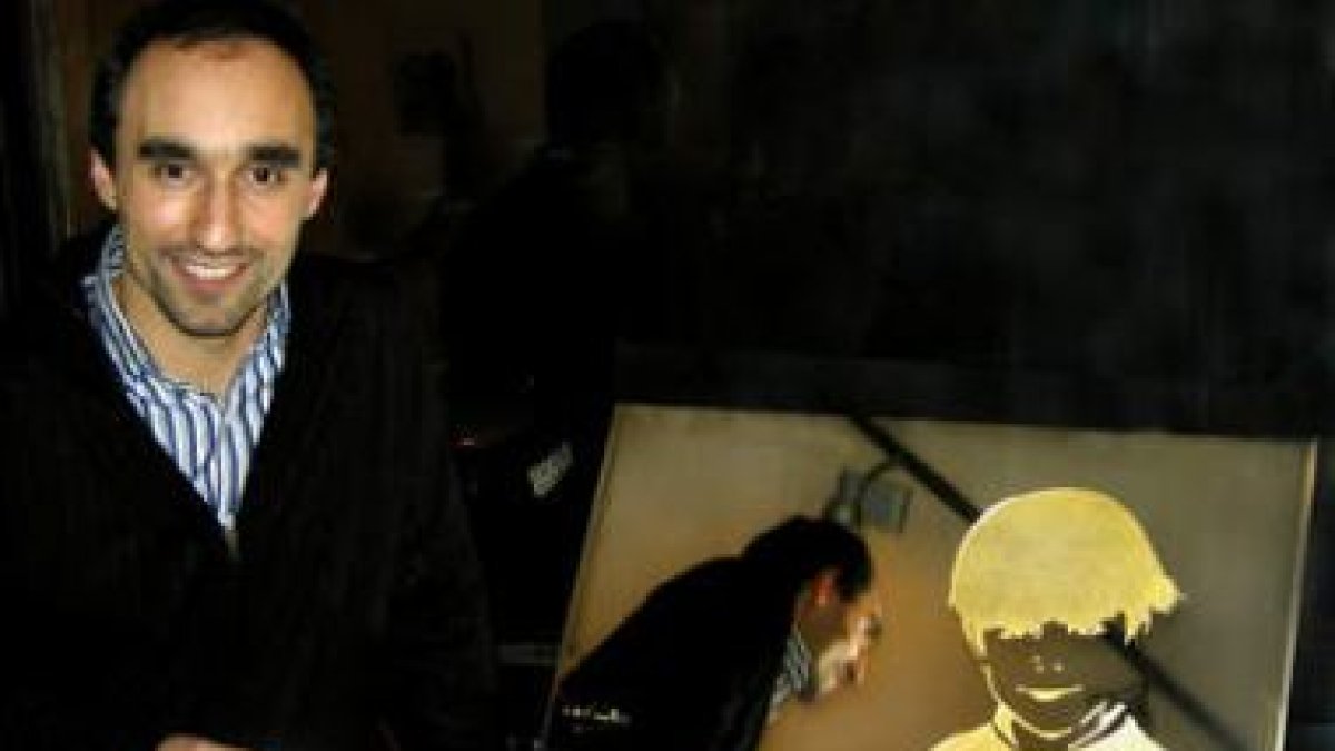 Carlos Cuenllas, junto a algunas de las creaciones que exhibe en la galería de arte Sardón