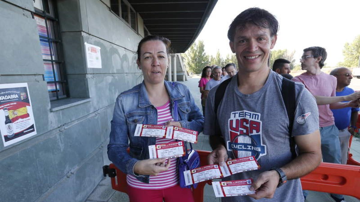 Los primeros socios de la Cultural en retirar sus entradas para el partido internacional de selecciones en el Reino de León. RAMIRO