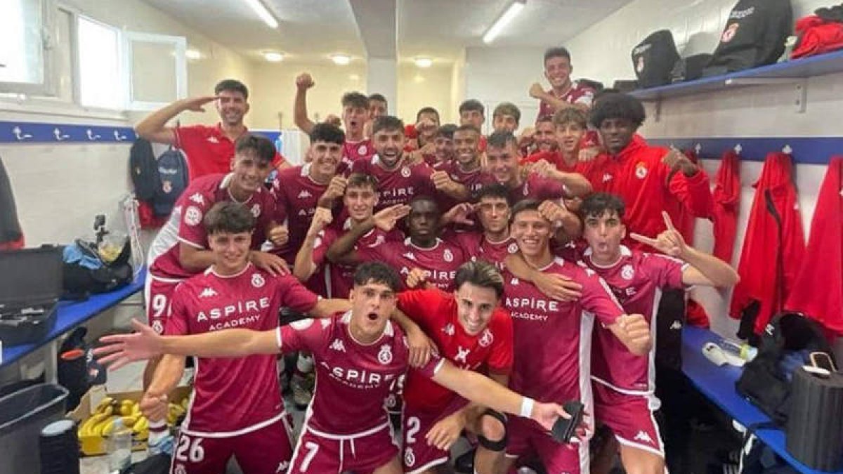 El Júpiter Leonés celebra la holgada victoria conseguida ante la Ponferradina B en Compostilla. DL