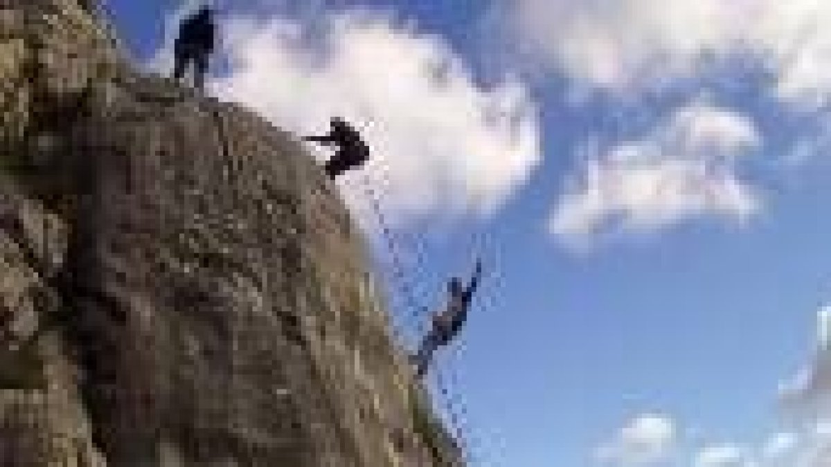 La Escuela de Aire Libre cuenta con todo tipo de actividades, entre ellas rápel