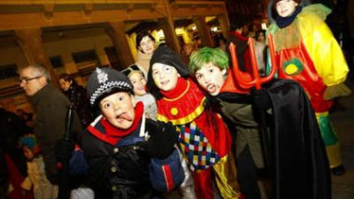 Cinco jóvenes participantes en el desfile infantil y concentración posterior.