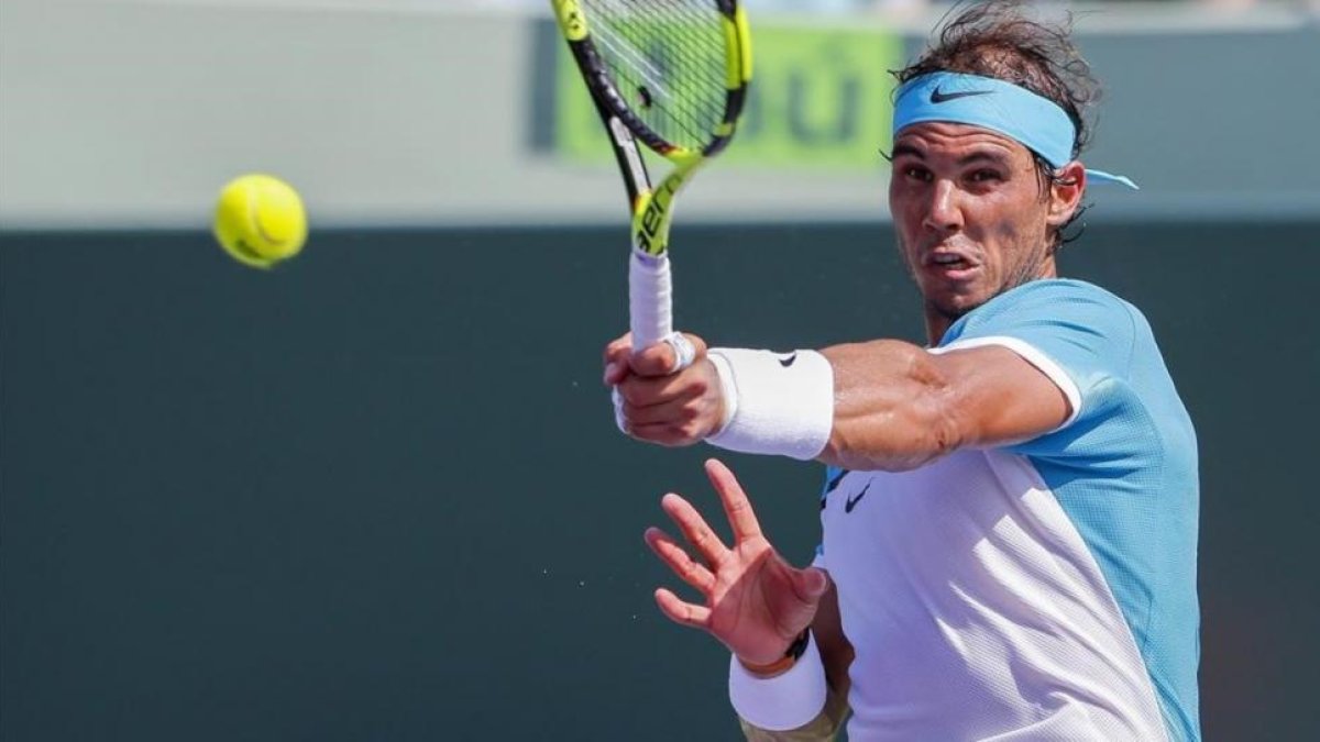 Nadal golpea de 'drive' en el partido ante Dzumhur en Miami.
