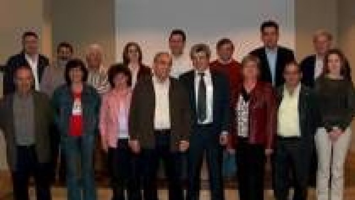 En centro, Trincado y Martínez, con la candidatura oficial del PSOE en Carracedelo