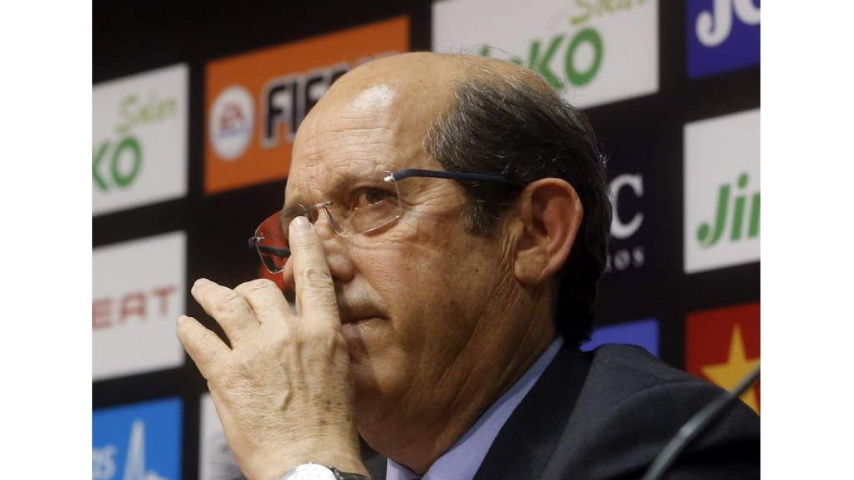 Manuel Llorente durante el anuncio de su dimisión.