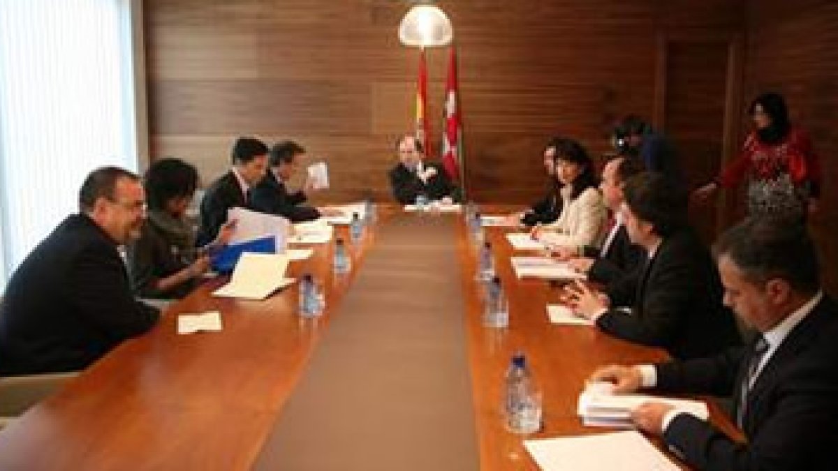 El presidente de la Junta, Juan Vicente Herrera, reunido con los grupos políticos de Las Cortes