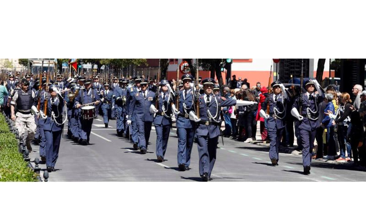 El desfile de los nuevos alumnos de la Academia Básica del Aire se efectuó de San Marcos a Guzmán, por La Condesa, ante la mirada de decenas de leoneses. MARCIANO PÉREZ