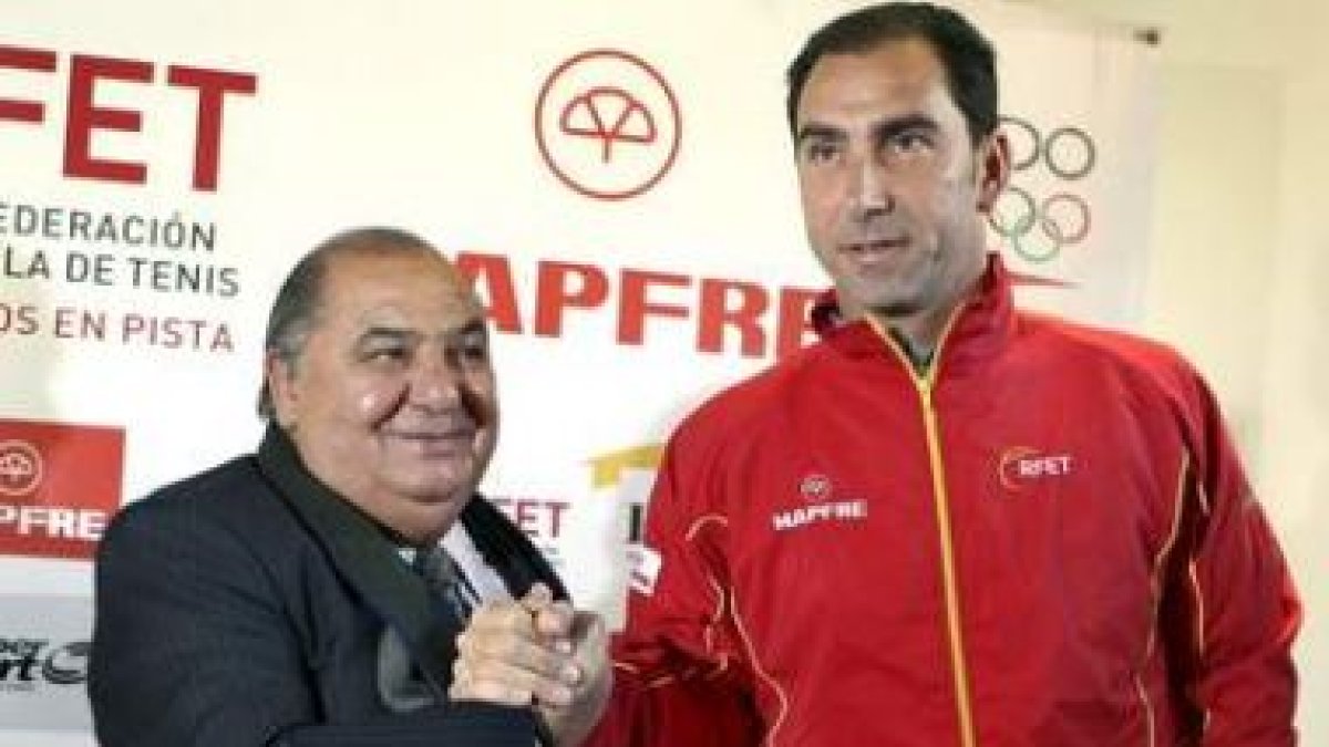 Costa, el nuevo seleccionador, junto al presidente de la Federación