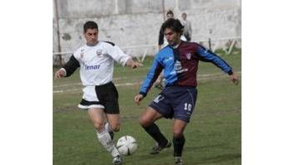 Santi Álvarez, a la izquierda, podría entrar en el once titular esta tarde