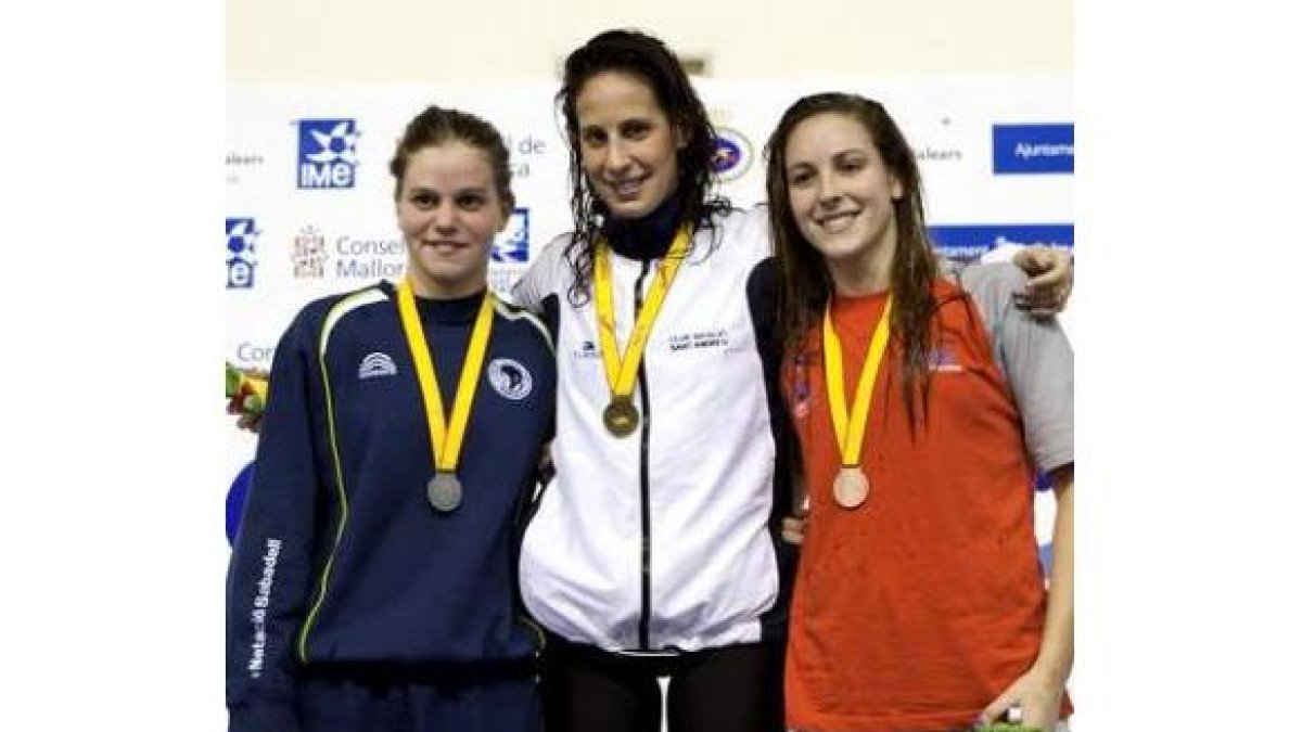 Érika, en el centro con su medalla de oro, escoltada por Dasca (plata) y Vilariño (bronce).