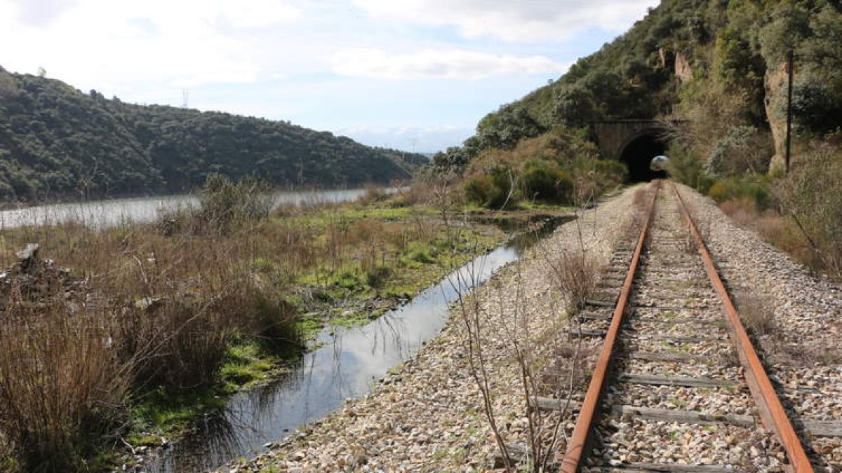 Tramo de vía entre el primer y segundo túnel del trazado, más próximo a Cubillos del Sil.