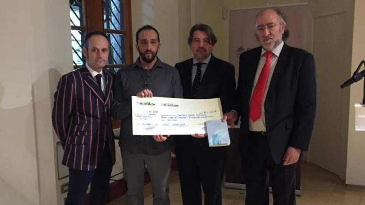El premiado, junto al presidente del jurado, el editor y el gerente de la fundación.