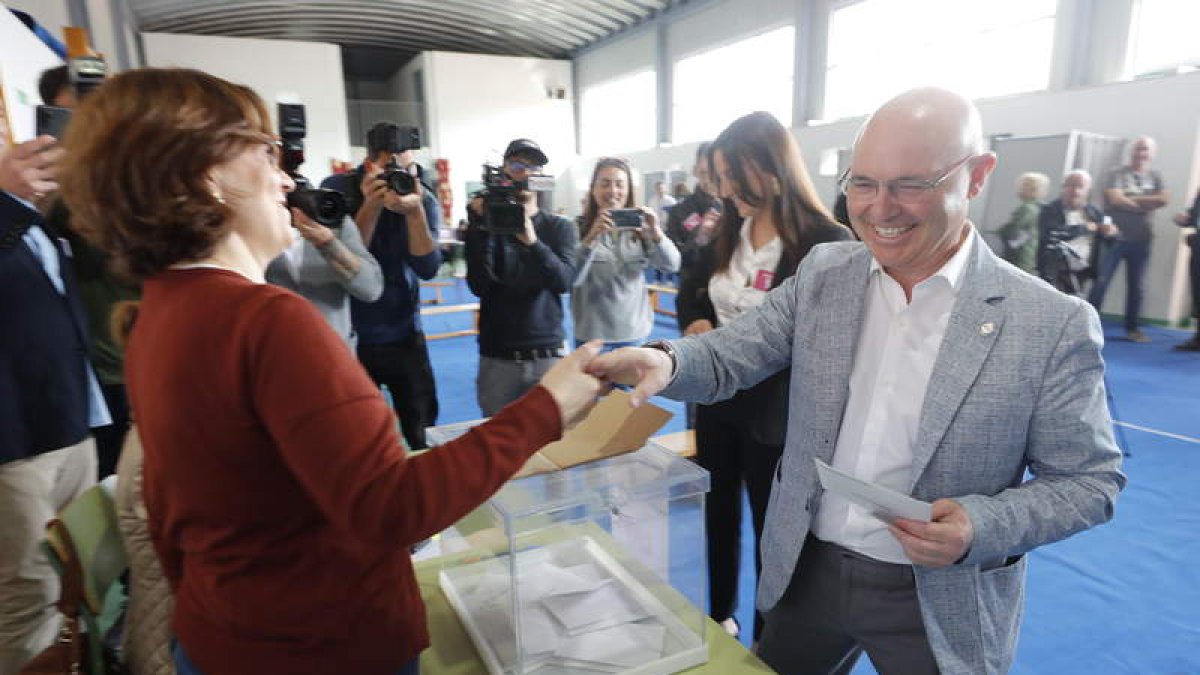 Manuel Ferreiro, este domingo, votando. L. DE LA MATA