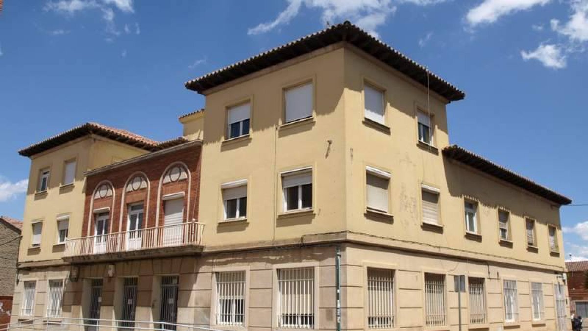 Fachada principal del antiguo centro de salud, propiedad de la Seguridad Social.