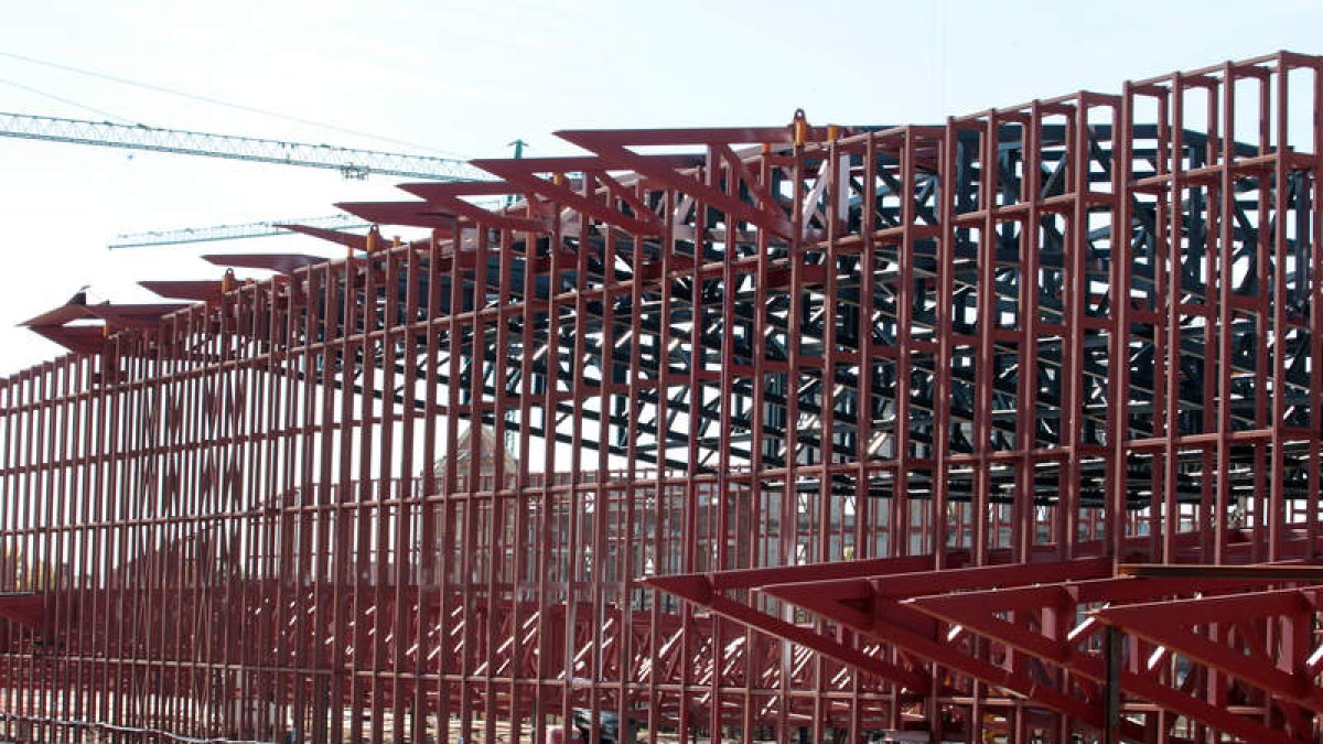 Las obras, como muestra la foto de este mismo jueves, avanzan con la colocación de las cerchas del tejado del recinto ferial.