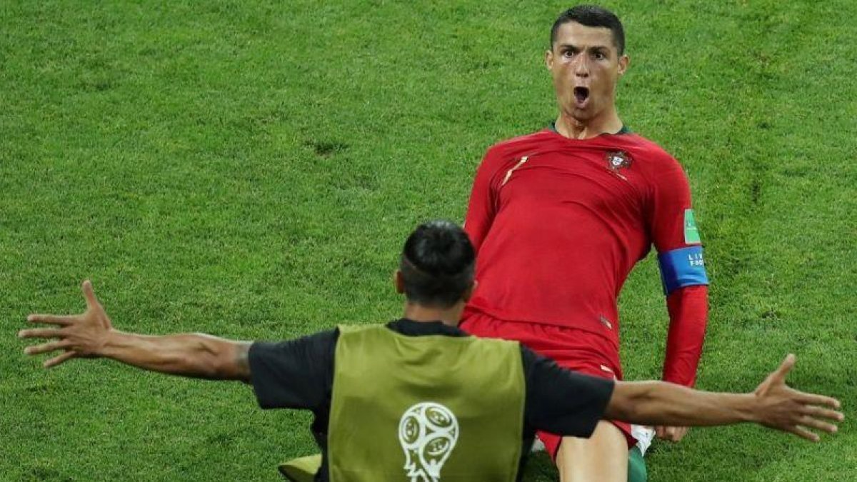 Cristiano Ronaldo celebrando uno de los goles ante España.
