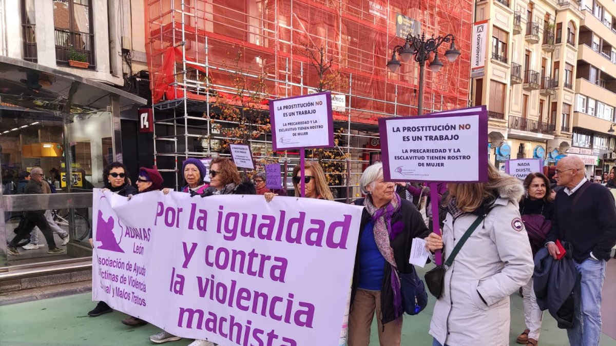Medio millar de personas alzan la voz contra la violencia machista