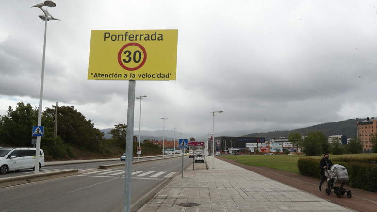 Cartel en la avenida de Asturias de 30 kilómetros por hora, colocado el pasado mes de mayo. DE LA MATA