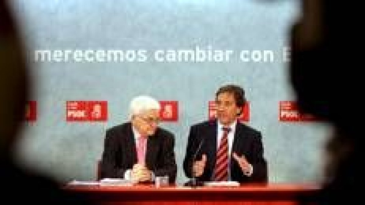 El secretario regional del PSOE compareció junto al procurador socialista Pascual Felipe Fernández