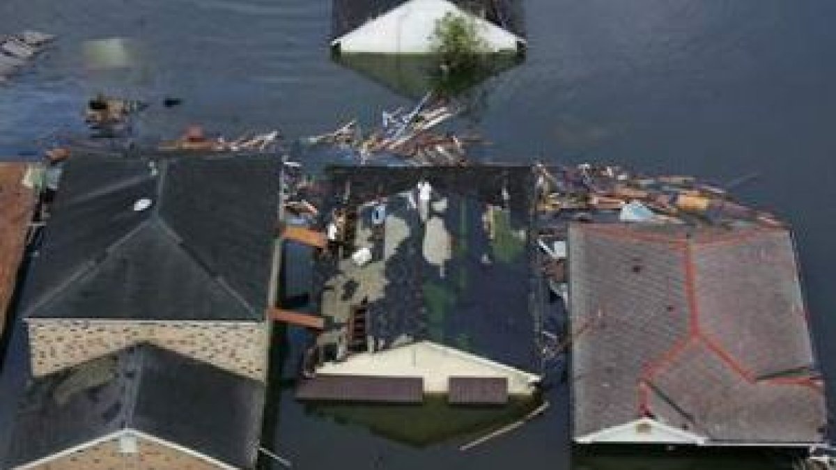 Vista aérea del estado de una de las muchas casas afectadas tras el paso del Katrina.