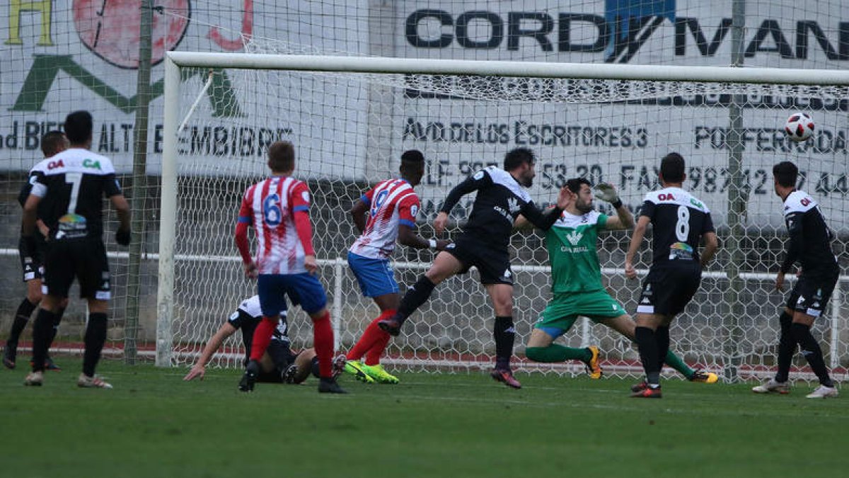 El equipo rojiblanco defendió con mucho orden el punto cosechado frente a los zamoranos. ANA F. BARREDO