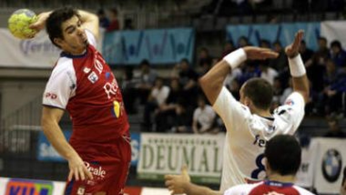 Buntic lanza a portería por encima de la defensa rival.