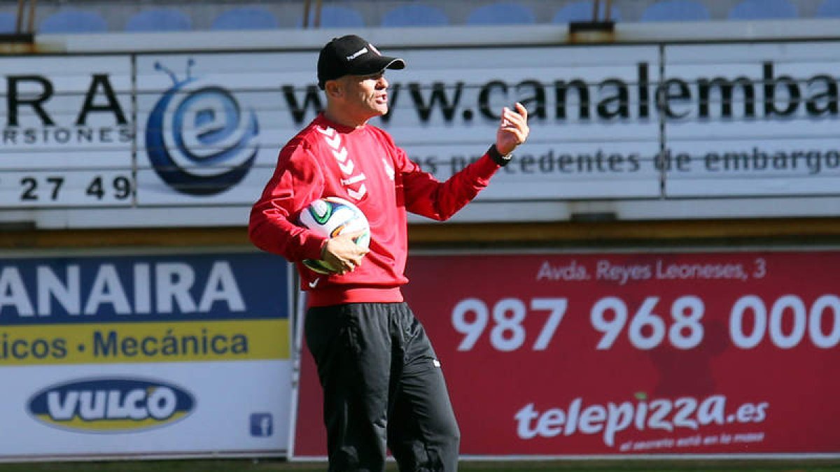 Javier Cabello no decidirá hasta el sábado si Aketxe estará convocado ante el Langreo.