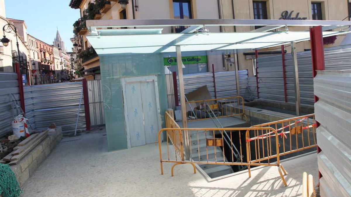 En la imagen se ve cómo la estructura exterior está terminada y tan sólo a falta de las barandillas de vidrio de la protección.