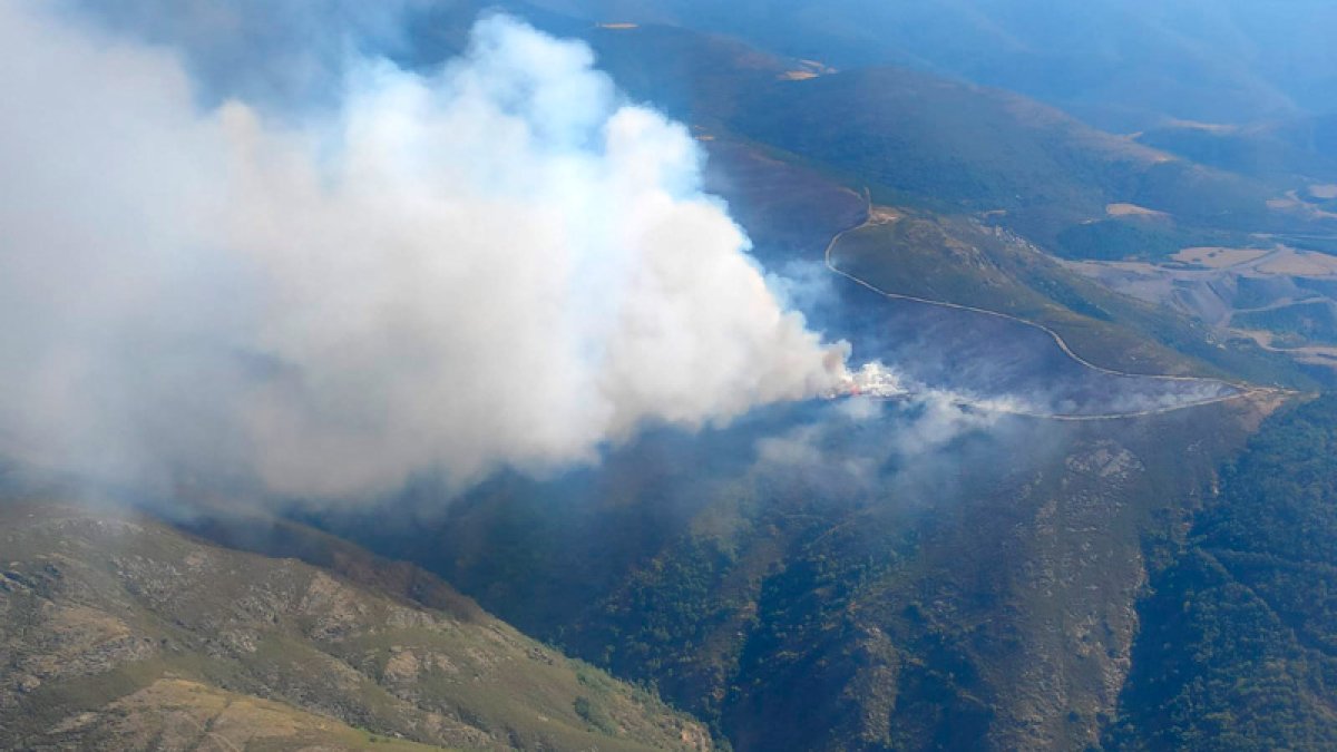 El fuego en Igüeña. @BrifTineo