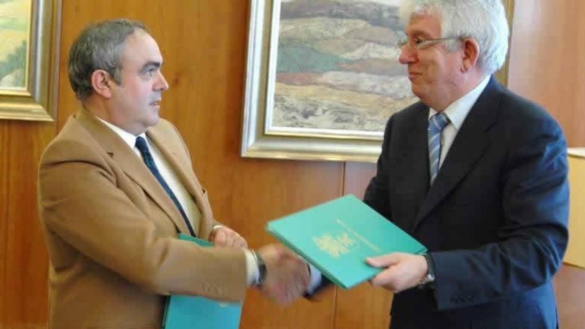 Maximino González y José Ángel Hermida tras firmar el acuerdo.