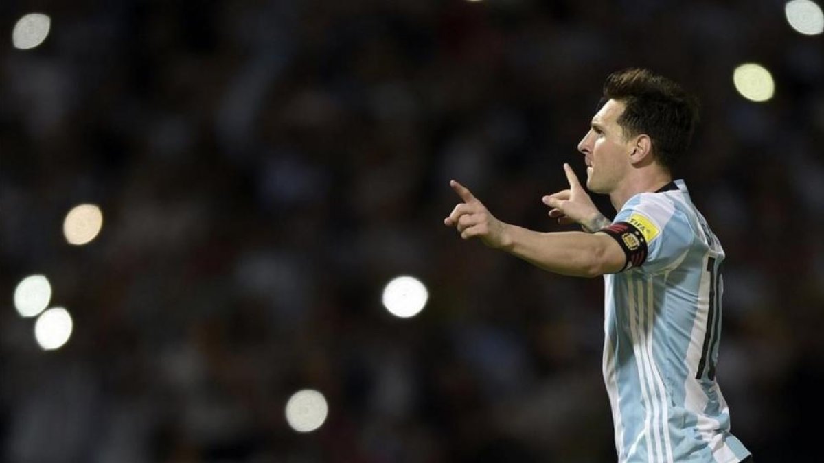 Leo Messi celebra su gol 500 con la selección argentina.