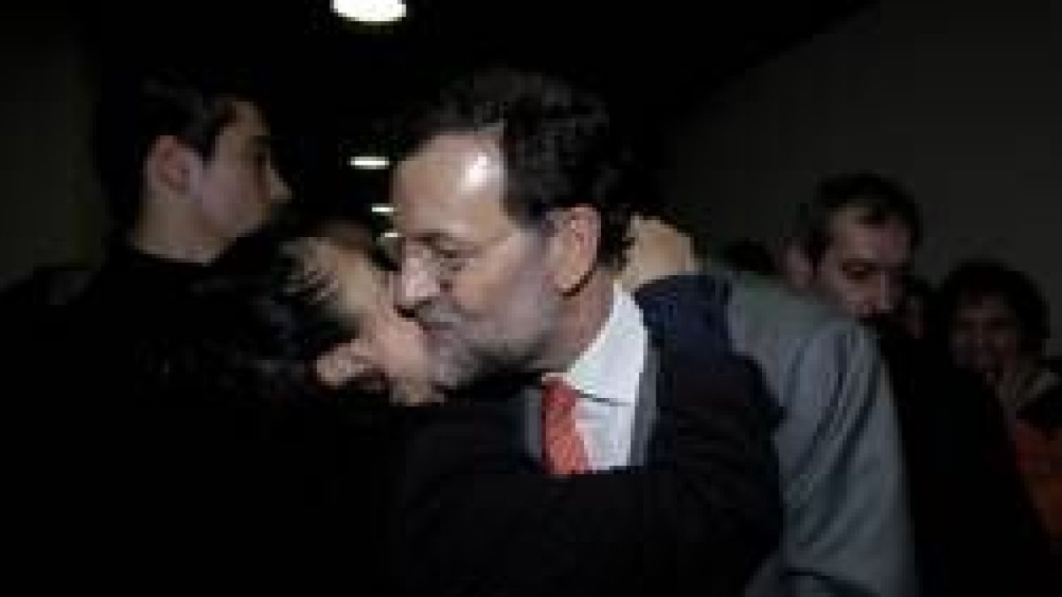 Rajoy no se cansó de dar besos a las simpatizantes del partido