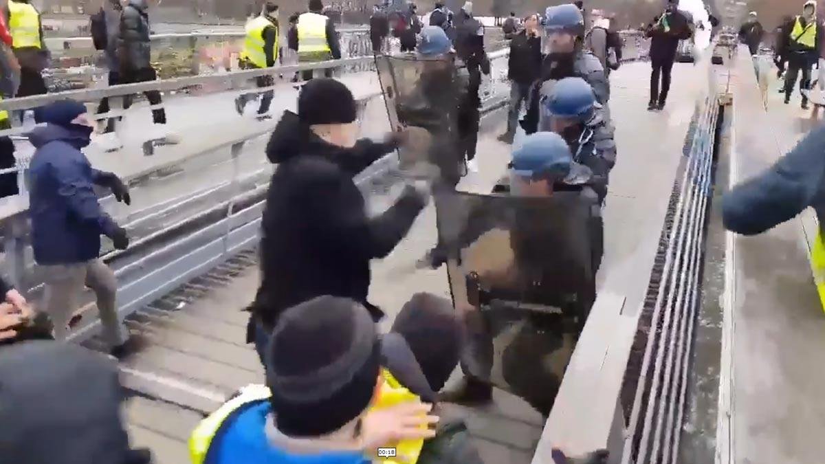 El boxeador Cristophe Dettinger golpea a los policías franceses para defender a los chalecos amarillo
