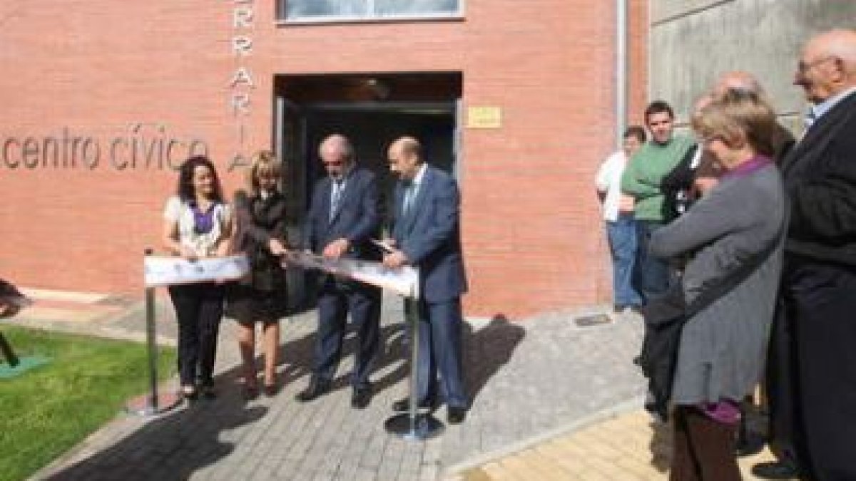 Montserrat González, Eugenia Gancedo, Santos Llamas y Fernández Corral en la inauguración.