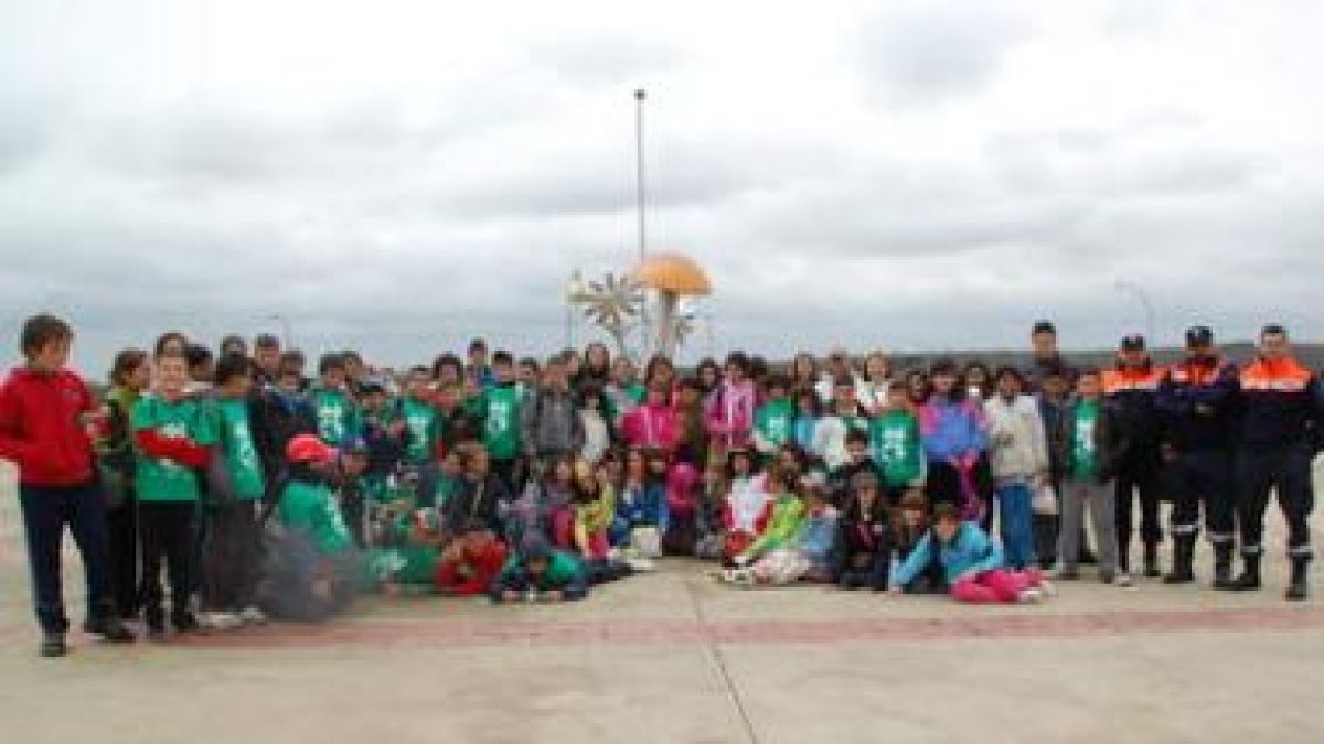 El grupo de escolares del Teodoro Martínez Gadañón que participó en el recorrido por esta ruta.