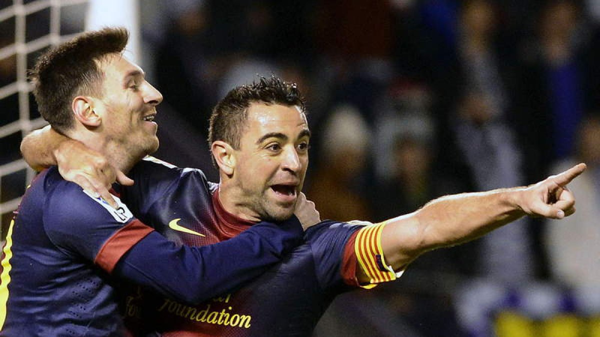 Xavi Hernández celebra con su compañero Leo Messi el primer gol del Barça.