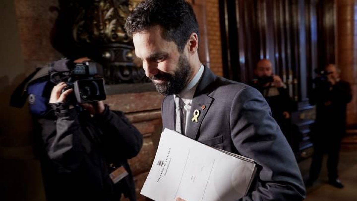 El presidente de la cámara catalana, Roger Torrent, se dirige a la reunión semanal de la Mesa del Parlament , celebrada después de que JxCat haya tomado la iniciativa sin esperar al aval de ERC.