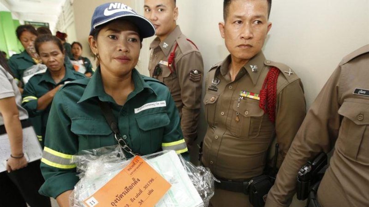 Tailandia se prepara para las elecciones del próximo 24 de marzo de 2019 en una oficina electoral de Bangkok.