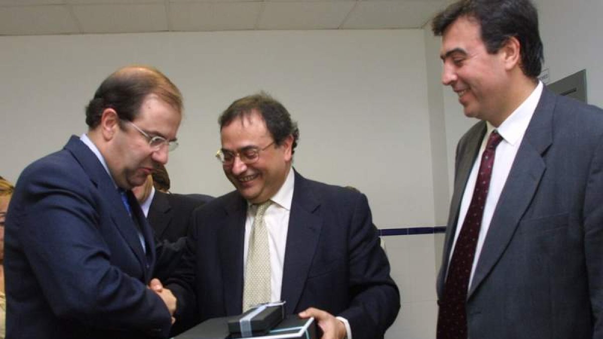 El presidente de la Junta con el que era director de la factoría berciana de LM en el 2001.