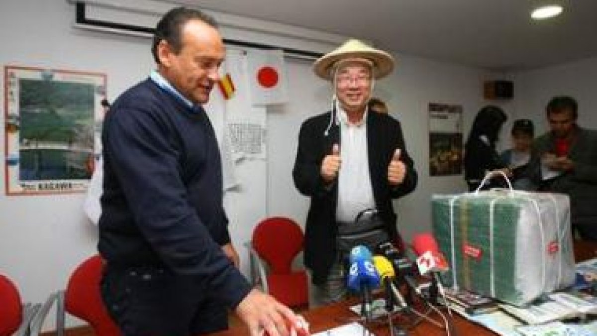 El alcalde de Molina, Alfonso Arias, y el representante japonés, Hirohumi Matsuoko.