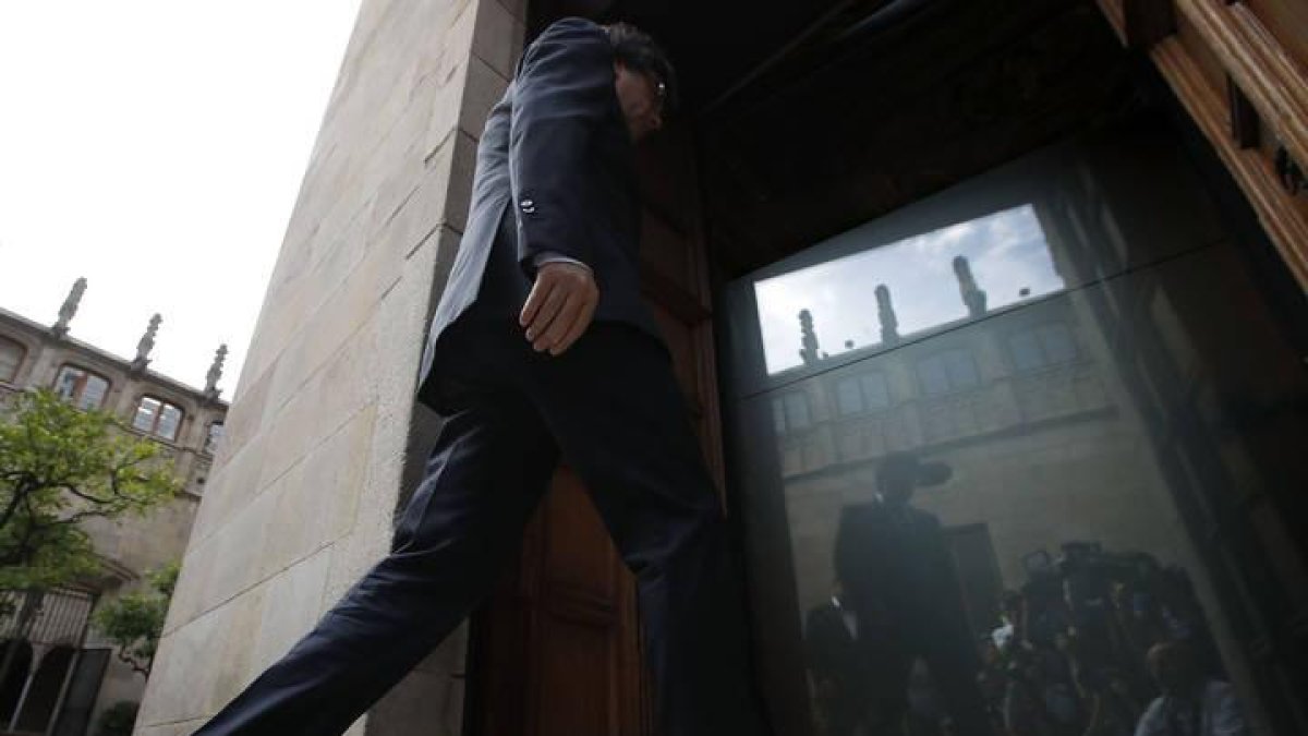 El presidente de la Generalitat, Carles Puigdemont, a su llegada a una reunión extraordinaria del gobierno catalán tras la jornada del 1-O