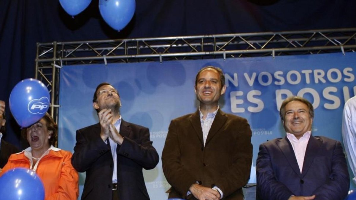 Mariano Rajoy, entre Rita Barberá, Francisco Camps y Alfonso Rus, en un acto del PP valenciano, en mayo del 2008.