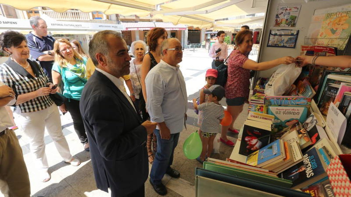 El alcalde, José Miguel Palazuelo, junto a Tomás Gallego, inaugura la Feria del Libro.