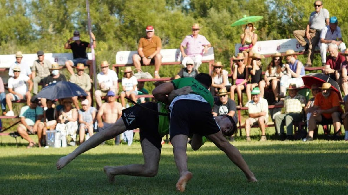 Víctor Llamazares y David Riaño midieron sus fuerzas en un combate que se decantó del lado del considerado favorito . MIGUEL F.B.